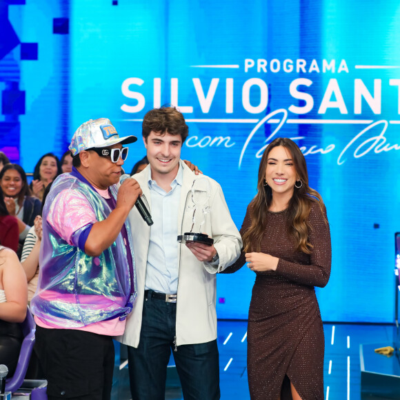 Filho de Gugu recebe troféu em homenagem ao pai