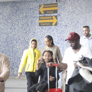 Taís Araujo e Lázaro Ramos desembarcaram com os filhos em um aeroporto carioca nesta segunda-feira (24)