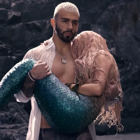 Shakira no clipe de 'Copa Vacía' é uma sereia que é usada por um homem que a arranca do mar. Indireta para o ex?