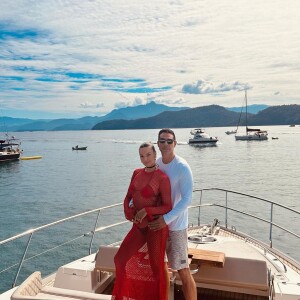 Isis Valverde postou fotos com Marcus Buaiz no dia em que o empresário completou 46 anos