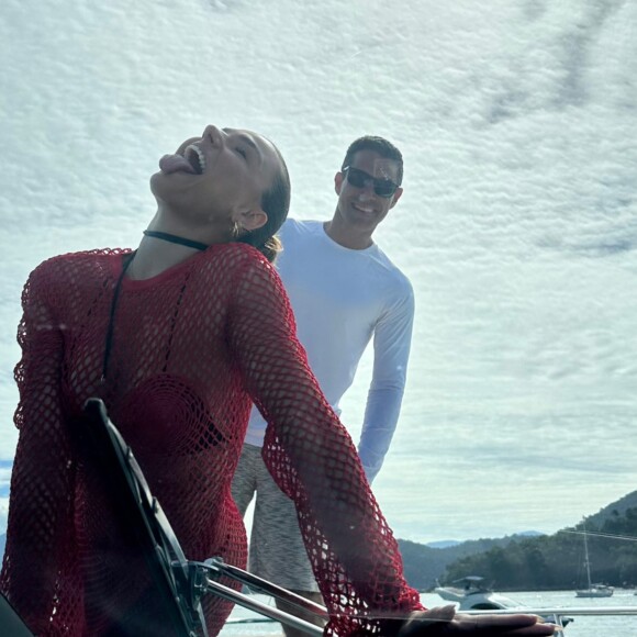 Isis Valverde e Marcus Buaiz compartilharam passeio de barco na web