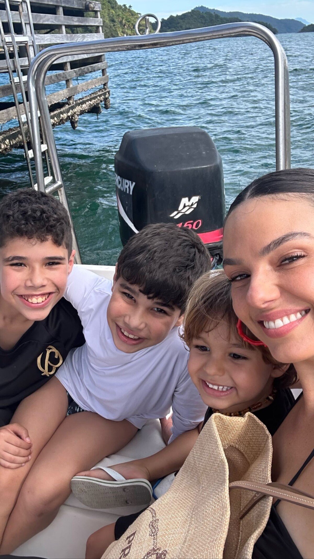 Foto: Isis Valverde Posa Com Os Filhos De Marcus Buaiz, José Marcus E ...