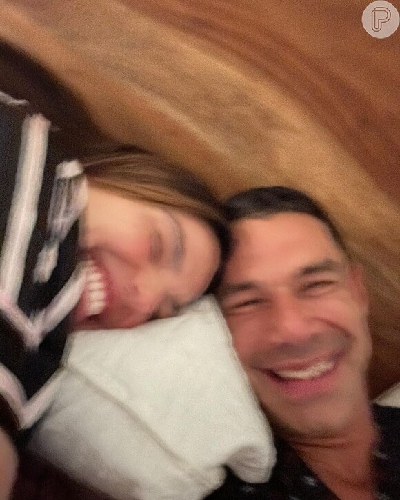 Isis Valverde e Marcus Buaiz aparecem juntos na cama em fotos publicadas pela atriz