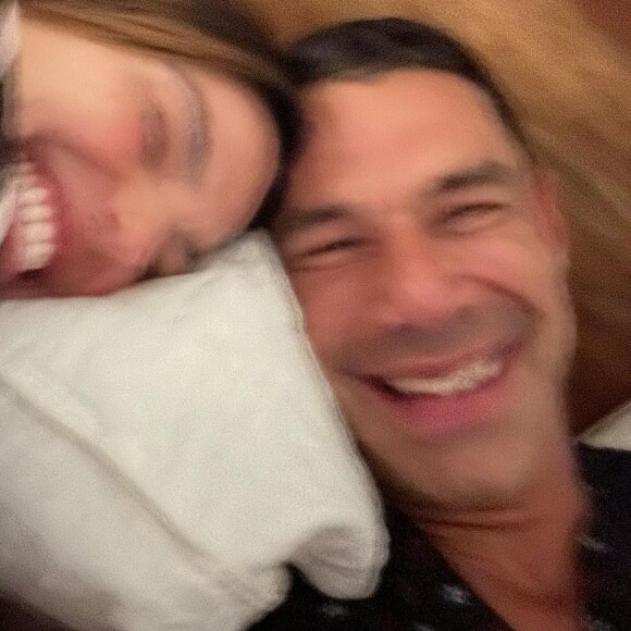 Isis Valverde e Marcus Buaiz aparecem juntos na cama em fotos publicadas pela atriz