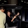 Com pouca maquiagem, Gisele Bündchen deixa aeroporto de São Paulo a bordo de um carro todo preto