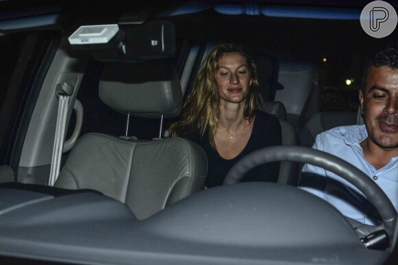 Com pouca maquiagem, Gisele Bündchen desembarca sozinha no Brasil
