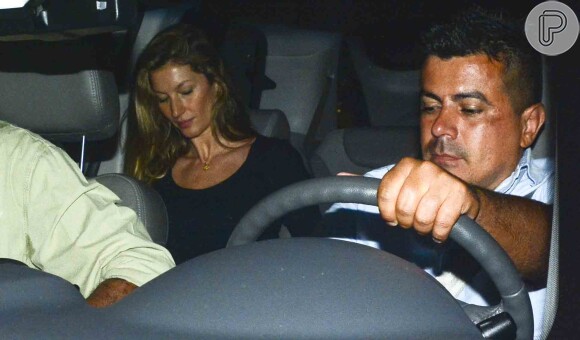 Com pouca maquiagem, Gisele Bündchen desembarca sozinha no Brasil