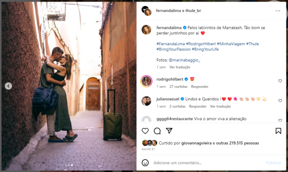 Fernanda Lima mostrou um beijo apaixonado em Rodrigo Hilbert no Instagram.