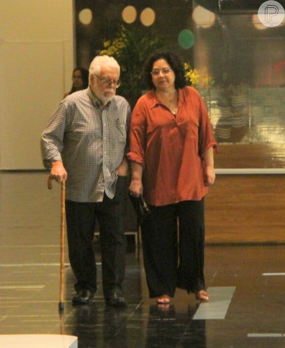 Manoel Carlos passei acom a mulher, Bety, em shopping do Rio, em 2 de abril de 2013