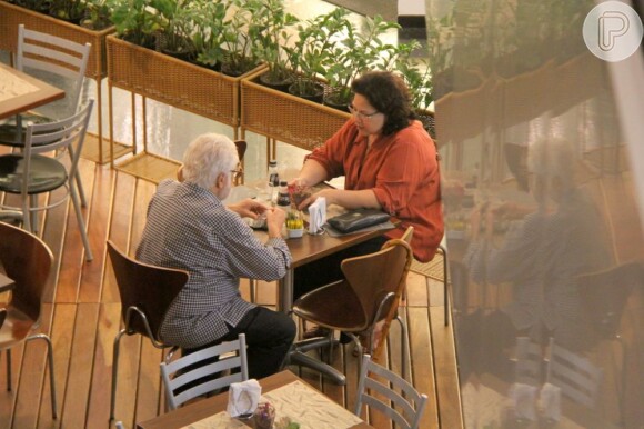 Manoel Carlos e mulher, Bety, batem papo em restaurante do shopping