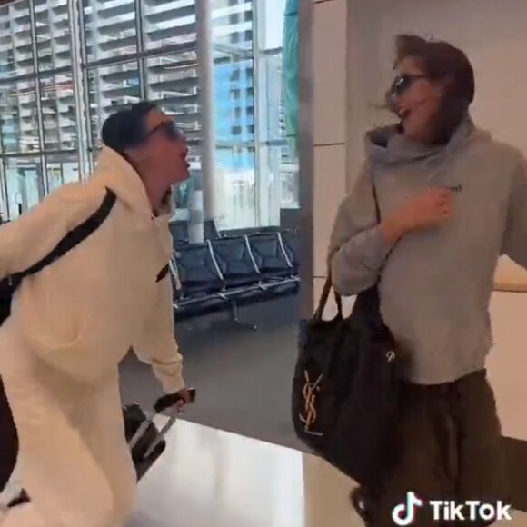 Bruna Marquezine e Sasha correram muito pelo aeroporto