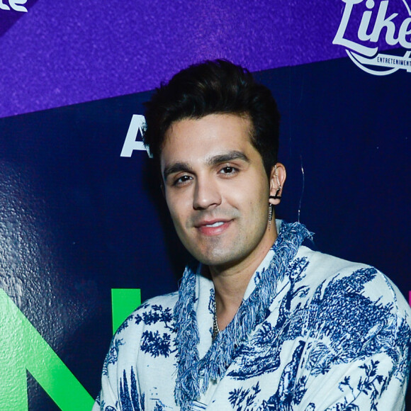 Boatos de affair entre Luan Santana e Débora Morais começou após a influenciadora ter sido vista nos bastidores do show do cantor