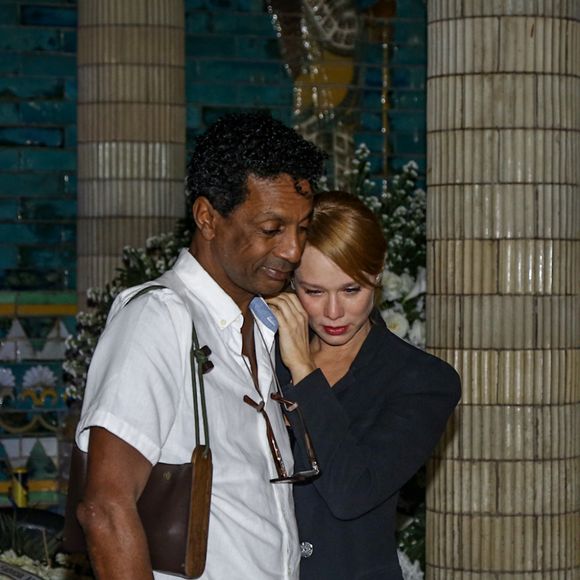 Corpo da atriz Aracy Balabanian é velado por Mariana Ximenes e Luís Mello no Theatro Municipal do Rio de Janeiro em 8 de agosto de 2023