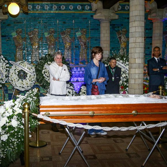Corpo da atriz Aracy Balabanian é velado por Edwin Luisi e Sandra Pêra