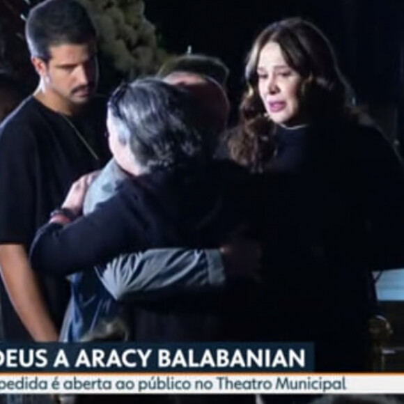 Velório de Aracy Balabanian emocionou Claudia Raia, que foi ao lado do filho mais velho, Enzo Celulari