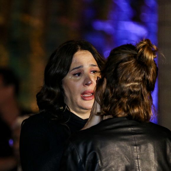 Adeus a Aracy Balabanian: Claudia Raia chorou no velório da atriz