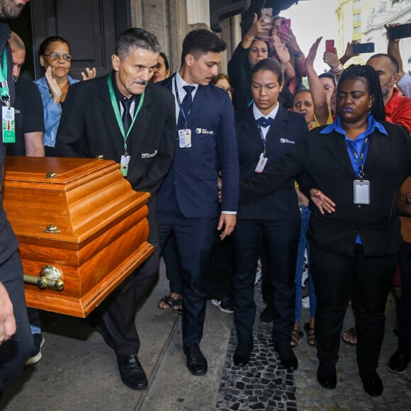Corpo de Aracy Balabanian deixou o Theatro Municipal no começo da tarde de 8 de agosto de 2023