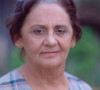 Raquel (Gloria Pires) é encontrada pela mãe, Isaura (Laura Cardoso), em um casebre após escapar da morte em acidente no mar, na novela 'Mulheres de Areia'
