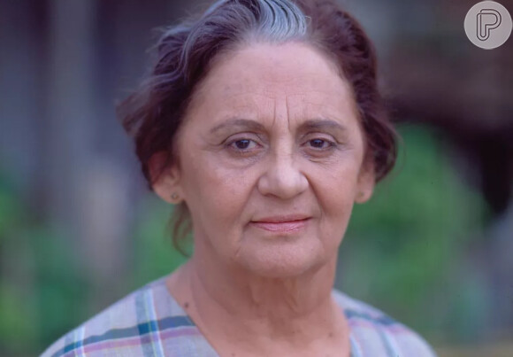 Raquel (Gloria Pires) é encontrada pela mãe, Isaura (Laura Cardoso), em um casebre após escapar da morte em acidente no mar, na novela 'Mulheres de Areia'