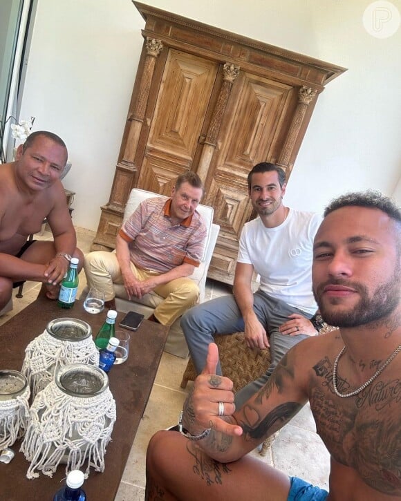 Neymar tirou uma foto recente com o empresário que cuidou de sua transferência para o PSG