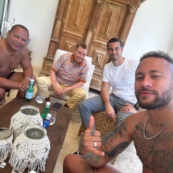 Neymar tirou uma foto recente com o empresário que cuidou de sua transferência para o PSG