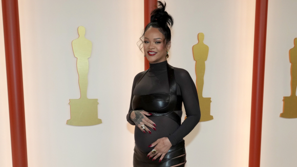 Nasce segundo bebê de Rihanna e fonte diz que é a cara da mãe