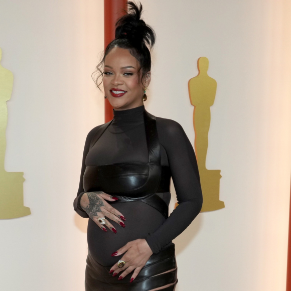 Nasce segundo bebê de Rihanna e fonte diz que é a cara da mãe