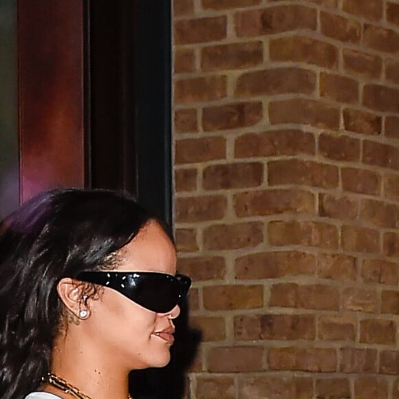 Rihanna deu à luz uma menina, segundo o portal