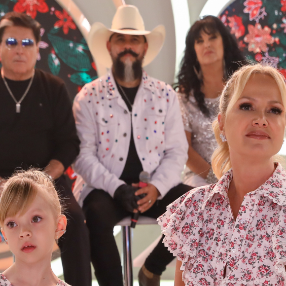 Filha de Eliana, Manu surge com look e penteado idênticos ao da mãe em programa. Veja fotos!