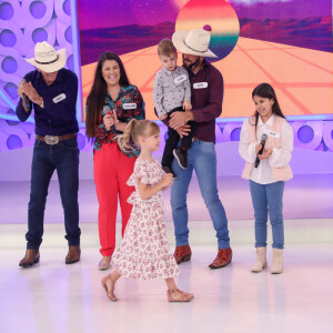 Manuela, filha caçula de Eliana, subirá ao palco do programa da mãe neste domingo (13)