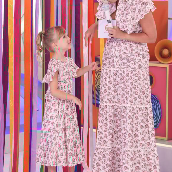 Filha de Eliana também combinou penteado com a mãe