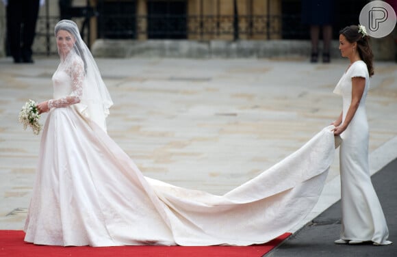 O vestido de noiva de Kate Middleton também se destaca pela cauda de dois metros e meio