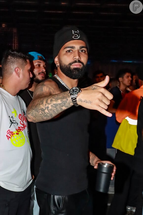 Gabigol possui um closet gigante em sua mansão no Rio de Janeiro onde armazena mais de 60 pares de sapato