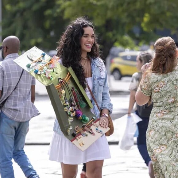 Em 'Fuzuê', Luna concilia seu trabalho como vendedora de biojoias com as buscas pelo paradeiro da mãe desaparecida