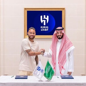 Neymar usa relógio de R$ 1,7 milhão ao fechar contrato com time da Arábia Saudita