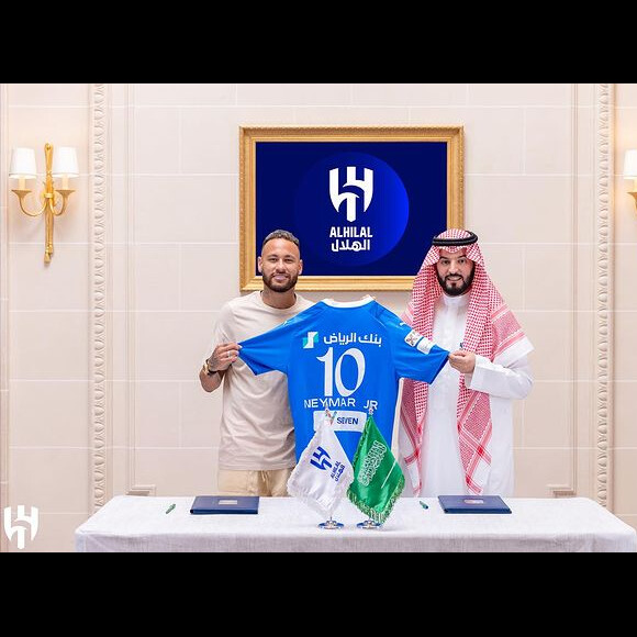 Neymar usa relógio de valor milionário ao fechar contrato com time de Arábia Saudita