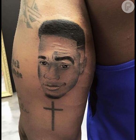 O cantor Leo Santana resolveu tatuar o próprio rosto na região traseira do braço
