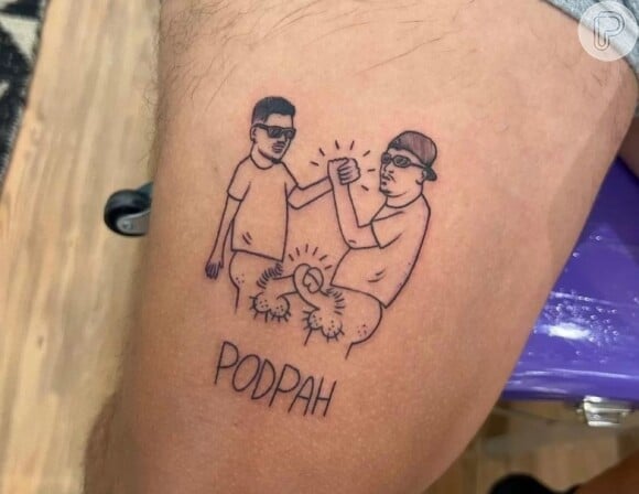 Igor e Mitico resolveram tatuar caricaturas suas com os pênis entrelaçados. Isso que é amizade, né?