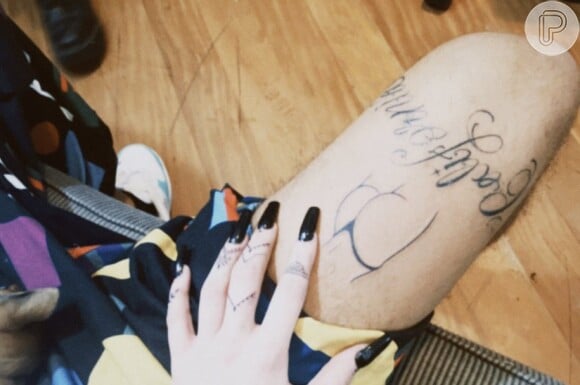 Quando namorava Luísa Sonza, o cantor Vitão fez um desenho da bunda da cantora em sua perna