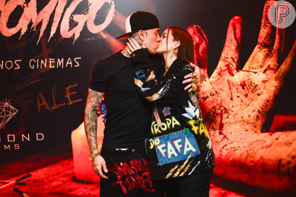 Mel Maia e o namorado, MC Daniel, se beijaram na entrada do cinema, onde assistiram 'Fala Comigo'