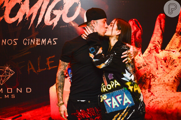 Mel Maia beijou o namorado, MC Daniel, em sessão exclusiva de cinema