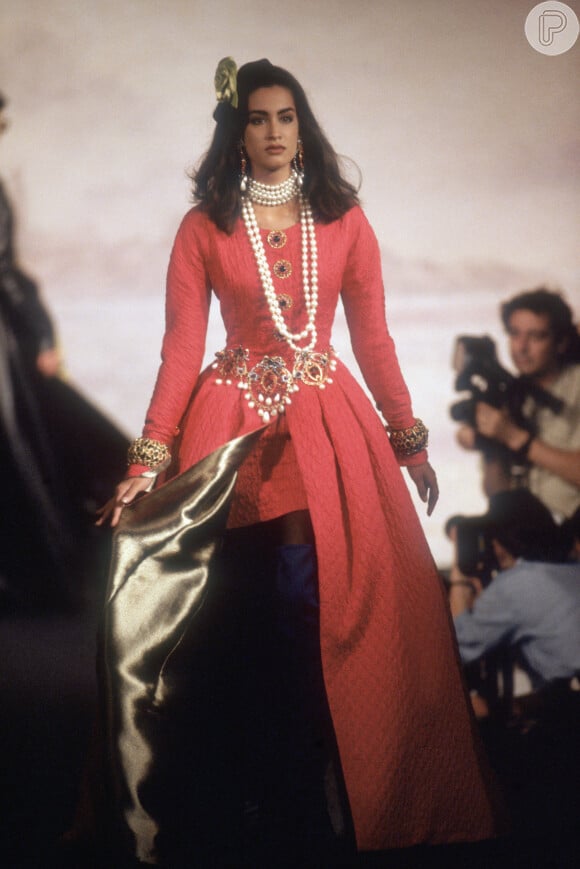 Desfiles de moda da grife Chanel ao longo dos anos carregam legado da fundadora, Coco Chanel