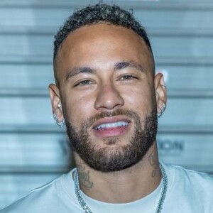 Neymar chega com item polêmico em desembarque na Arábia Saudita