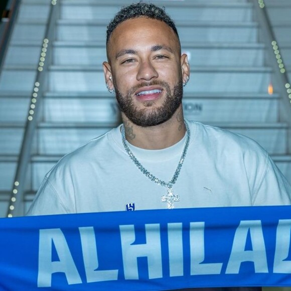 Neymar chega com item polêmico em desembarque na Arábia Saudita
