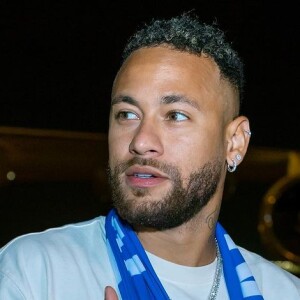 Neymar foi recepcionado pelo Al-Hilal no desembarque na Arábia Saudita