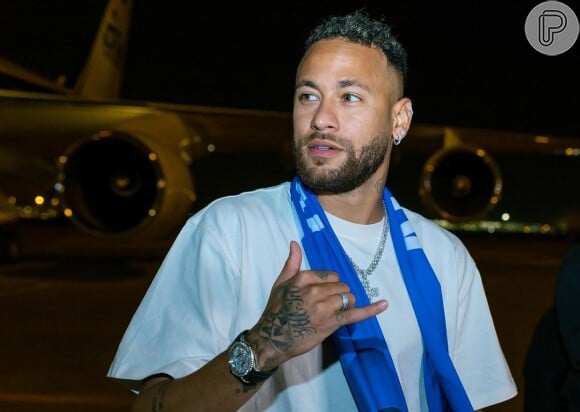 Neymar foi recepcionado pelo Al-Hilal no desembarque na Arábia Saudita