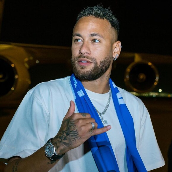 Neymar foi recepcionado pelo Al-Hilal no desembarque na Arábia Saudita