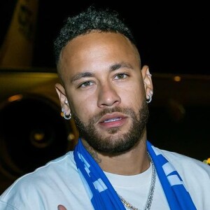 Neymar usou crucifixo em look para desembarque na Arábia Saudita