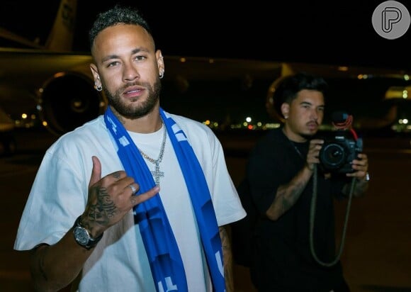 Neymar usou crucifixo em look para desembarque na Arábia Saudita