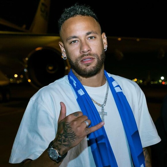 Neymar usou crucifixo em look para desembarque na Arábia Saudita